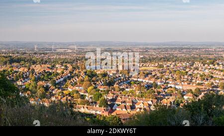 Eastbourne, East Sussex, England. Ein erhöhter Blick auf die Altstadt des beliebten Badeortes an der Südküste von den South Downs aus gesehen. Stockfoto