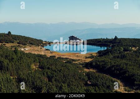 Bulgarien, Nationalpark Pirin, 7. September 2020. Blick auf Bezbog Hütte in Pirin Berg und Bezbozhko See im Sommer sonnigen Tag Stockfoto