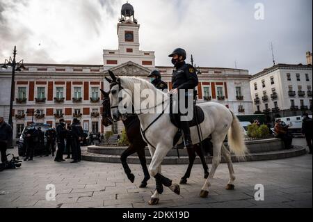 Madrid, Spanien. Dezember 2020. Berittene Polizisten mit Gesichtsmasken patrouillieren auf dem Sol-Platz während der Präsentation des Einsatzes der Polizei für Sicherheit während der Weihnachtsfeiern. In diesem Jahr muss die Polizei auch überwachen, dass die Sicherheits- und Beschränkungsmaßnahmen gegen das verbreitete Coronavirus (COVID-19) durchgeführt werden. Quelle: Marcos del Mazo/Alamy Live News Stockfoto