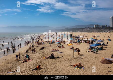 Santa Monica, Kalifornien - 26. Juli 2014: Blick auf den berühmten Santa Monica Beach an einem Sommertag, in Kalifornien, USA. Stockfoto