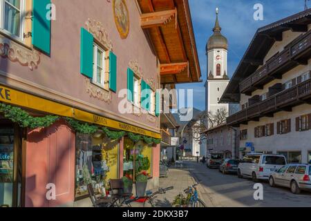 Ansicht der Pfarrkirche St. Martin, Garmisch-Partenkirchen, Bayern, Deutschland Stockfoto