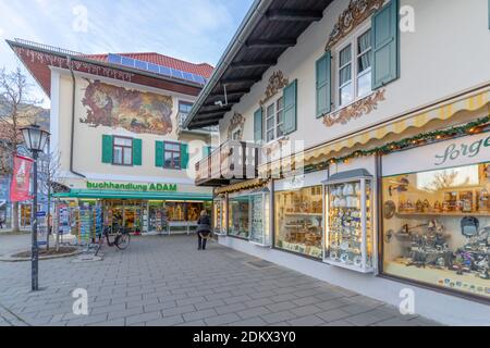 Stadtgeschäfte an Weihnachten, Garmisch-Partenkirchen, Bayern, Deutschland, Europa Stockfoto