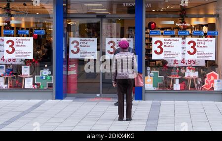 München, Deutschland. Dezember 2020. Kunden, die außerhalb einer Apotheke warten. Als Schutz für Menschen über 60 Jahre und Menschen mit bestimmten chronischen Erkrankungen hatte die Bundesregierung beschlossen, FFP2-Masken auszustellen. Quelle: Sven Hoppe/dpa/Alamy Live News Stockfoto