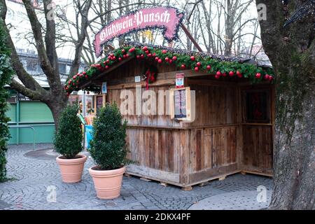 München, Deutschland. Dezember 2020. Am Viktualienmarkt in der Innenstadt steht ein geschlossener Glühweinstand. Heute beginnt in Deutschland die Sperre gegen die Corona-Pandemie. Quelle: Sven Hoppe/dpa/Alamy Live News Stockfoto