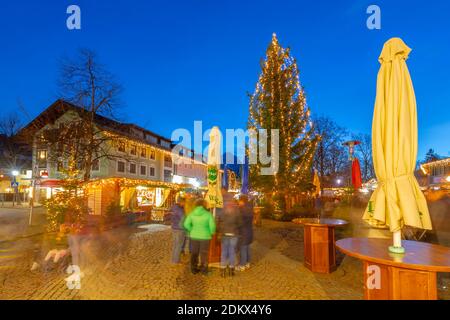 Blick auf den Weihnachtsmarkt in der Abenddämmerung, Garmisch-Partenkirchen, Bayern, Deutschland, Europa Stockfoto