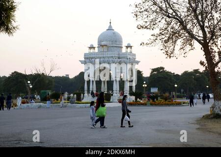 (201216) -- ISLAMABAD, 16. Dezember 2020 (Xinhua) -- das Foto vom 15. Dezember 2020 zeigt Menschen, die den Fatima Jinnah Park in Islamabad, der Hauptstadt Pakistans, besuchen. (Xinhua/Ahmad Kamal) Stockfoto