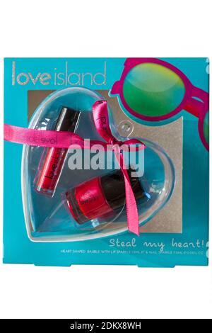 Love Island Steal My Heart Herzförmige Kugel mit Lippe Sparkle & Nail Sparkle Geschenkset isoliert auf weißem Hintergrund Stockfoto