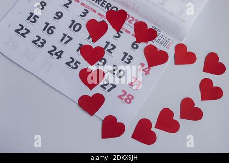 Konzeptionelles Bild von 2021. Set von Herzen bilden eine Herzform auf dem Februar 2021 Kalender um Valentinstag. 14. Februar mit Herzen markiert. Stockfoto