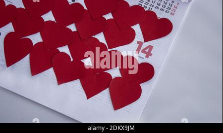 Rote Herzen auf Februar Kalender 2021. 14. Februar mit Herzen markiert. Valentinstag Konzept aus nächster Nähe. Stockfoto