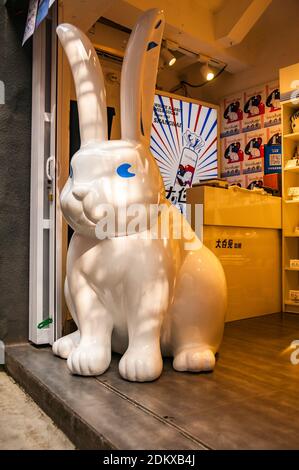 Geschäft Verkauf White Rabbit Candy, eine bekannte Shanghai-Marke, in Shanghai Tianzifang. Stockfoto