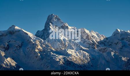 Panoramablick auf den Olan Peak im Winter im Ecrins National Park bei Sonnenaufgang. Valgaudemar Valley, Champsaur, Hautes-Alpes (05), Alpen, Frankreich Stockfoto