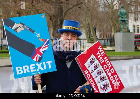 Westminster, London, Großbritannien. 16. Dezember 2020. Einige Demonstranten mit Plakaten versammeln sich vor Westminster, einschließlich Steve Bray. Foto: PAL Media/Alamy Live News Stockfoto