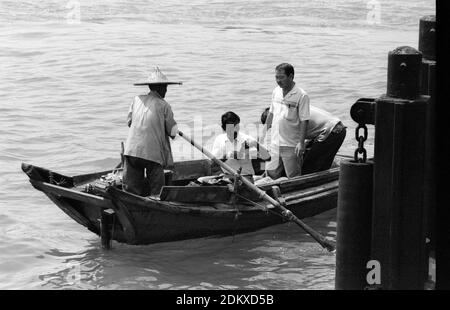 Ein Sampan-Boot im Hafen von Singapur. 1987. Stockfoto