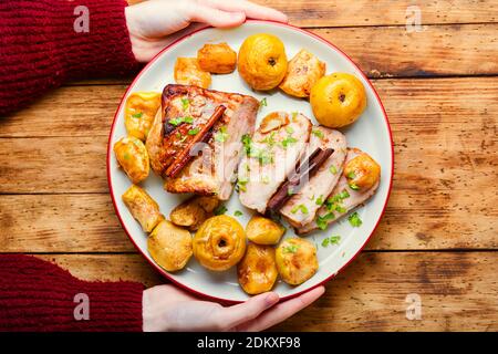 Schweinelende Eintopf mit Apfel.gebackenes Fleisch mit Äpfeln Stockfoto