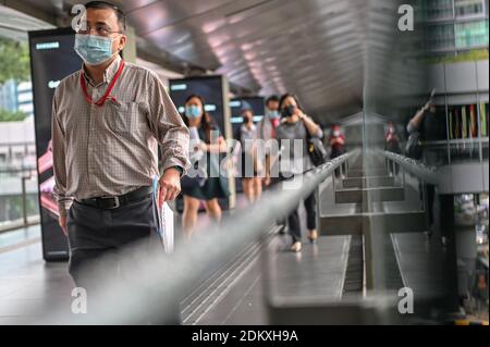 Kuala Lumpur, Malaysia. Dezember 2020. Menschen mit Gesichtsmasken überqueren eine Überführung in Kuala Lumpur, Malaysia, 16. Dezember 2020. Malaysia meldete 1,295 neue COVID-19-Infektionen, teilte das Gesundheitsministerium am Mittwoch mit und brachte die nationale Gesamtzahl auf 87,913. Quelle: Chong Voon Chung/Xinhua/Alamy Live News Stockfoto