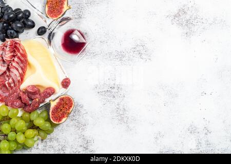 Vorspeisen auf dem Tisch mit italienischen Antipasto-Snacks und Wein. Trauben, Feigen, Käse Camembert, Brotstock, Prosciutto, Fleisch Snaks. Antipasti, Gourmet, Ro Stockfoto