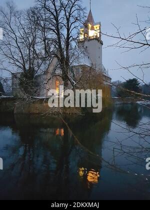 Österreich, beleuchtetes Schloss Ebreichsdorf mit Refaktion in Teich Stockfoto