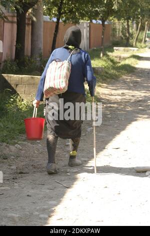 Vrancea County, Rumänien. Ältere Frau auf dem Land, die tägliche Arbeit tut. Stockfoto