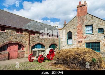 Vintage Fordson Traktor in einem alten Bauernhof am Beamish Open Air Museum Stockfoto