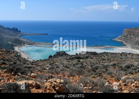 Griechenland, unidentifizierte Menschen genießen den atemberaubenden Strand von Balos auf der Halbinsel Gramvoussa in der Nähe von Kissamos Stockfoto