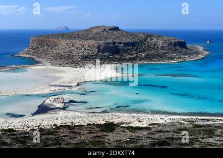 Griechenland, unidentifizierte Menschen genießen den atemberaubenden Strand von Balos auf der Halbinsel Gramvoussa in der Nähe von Kissamos Stockfoto