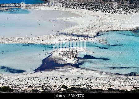 Griechenland, unidentifizierte Menschen genießen den atemberaubenden Strand von Balos auf der Halbinsel Gramvoussa in der Nähe von Kissamos Stockfoto