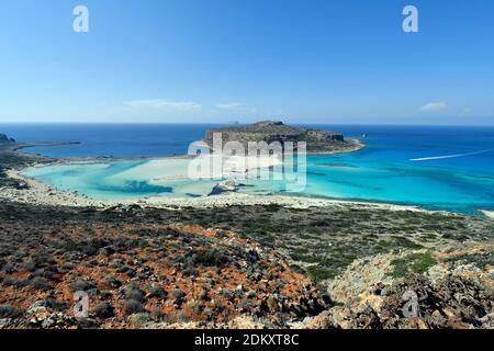 Griechenland, unidentifizierte Menschen genießen den atemberaubenden Strand von Balos auf der Halbinsel Gramvoussa in der Nähe von Kissamos Stockfoto