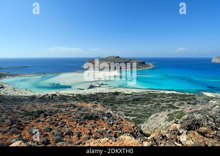 Griechenland, unidentifizierte Menschen genießen den atemberaubenden Strand von Balos auf der Halbinsel Gramvousa in der Nähe von Kissamos Stockfoto