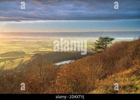 Glacial Lake Gormire und das Tal von Mowbray von Sutton Bank, North Yorkshire, England. Stockfoto