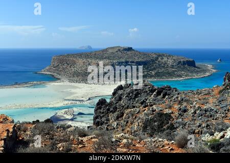 Griechenland, unidentifizierte Menschen genießen den atemberaubenden Strand von Balos auf der Halbinsel Gramvousa in der Nähe von Kissamos Stockfoto