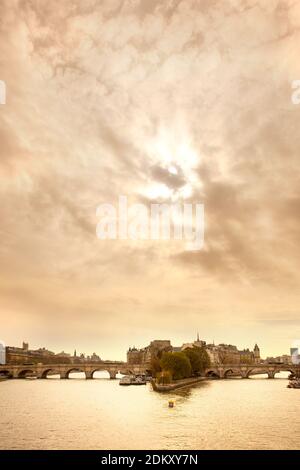Himmel mit aufgehender Sonne über der Ile de la Cite, seine, Paris, Frankreich Stockfoto