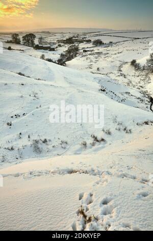Ein schwerer Schneefall im Februar deckt das Land innerhalb der Yorkshire Dales ab und hebt alte Bergbauschutten hervor Stockfoto