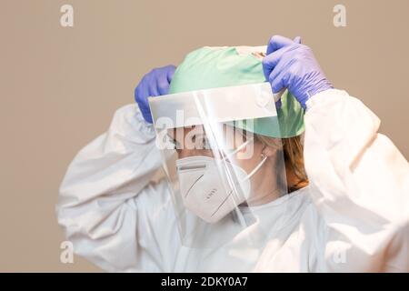 Weibliche Gesundheitshelferinnen im Coronavirus-Ausbruch tragen ein Gesicht Schild und Schutzmaske Stockfoto