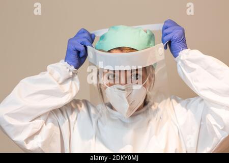 Weibliche Gesundheitshelferinnen im Coronavirus-Ausbruch tragen ein Gesicht Schild und Schutzmaske Stockfoto