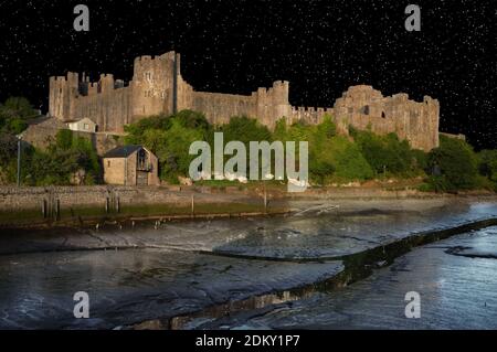 Pembroke Castle ist eine mittelalterliche Burg in der Stadt Pembroke in Wales. Es ist jetzt ein denkmalgeschütztes Gebäude. Hier wurde der Nachthimmel hinzugefügt. Stockfoto