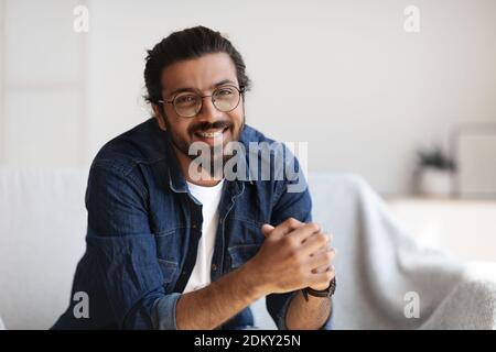 Young Arab Man Mit Brillen Und Zahnspangen Posiert In Inneneinrichtung Zu Hause Stockfoto
