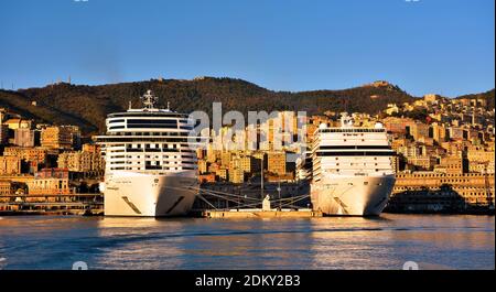 Kreuzfahrtschiffe: Die grandiosa und die magnifica im Hafen an der Hafenstation Dezember 13 2020 Genua Italien Stockfoto