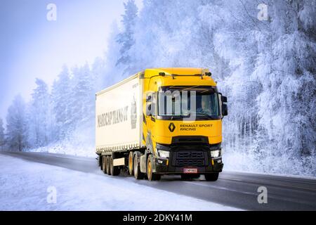 Renault Trucks T High Renault Sport Racing zieht Anhänger auf verschneite Winterstraße. Zusammengesetzt. Limitierte Auflage von 100 Fahrzeugen, davon 10 in Finnland. 2020. Stockfoto