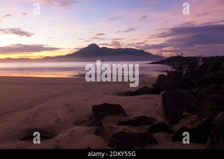 Der Strand Pulau Merah ist eines der touristischen Ziele im Distrikt Banyuwangi. Stockfoto