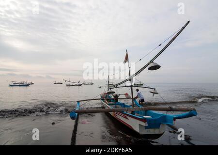 Fischer Aktivitäten am Strand von Pancer, Pesanggaran, Banyuwangi Bezirk. Stockfoto