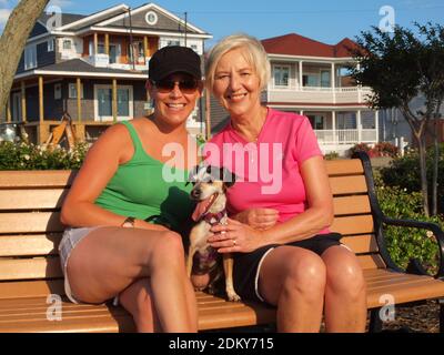 Besitzer und ihre Mutter mit Rattenterrier entlang der New Jersey Küste im Sommer genießen die Wärme und Sonne. Stockfoto
