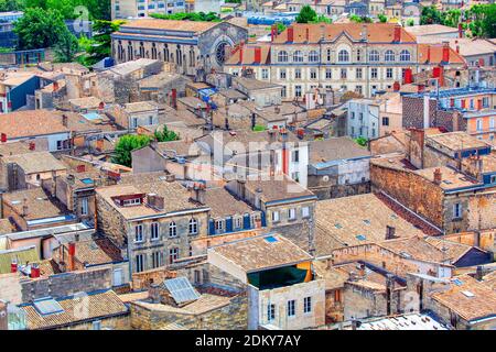 Mittelalterliches Viertel in Bordeaux . Häuser mit Ziegeldach in der Altstadt Stockfoto