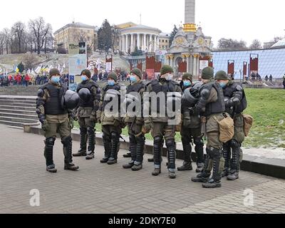 Nicht exklusiv: KIEW, UKRAINE - 16. DEZEMBER 2020 - Offiziere der Nationalgarde sorgen für öffentliche Sicherheit während der #SaveFOP Kundgebung in Maidan Nezalezh Stockfoto