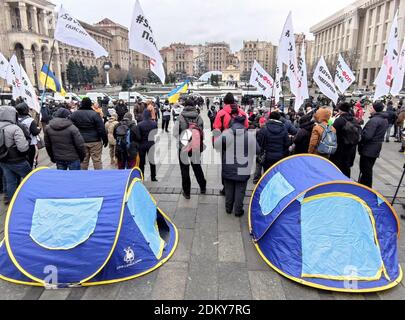 Nicht exklusiv: KIEW, UKRAINE - 16. DEZEMBER 2020 - während der #SaveFOP-Kundgebung der einzelnen Unternehmer im Maidan Ne werden Zelte der Protestierenden gesehen Stockfoto