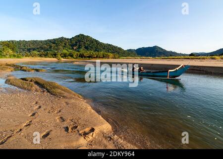 Fischer Aktivitäten am Strand von Pancer, Pesanggaran, Banyuwangi Bezirk. Stockfoto