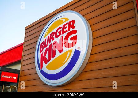 Nahaufnahme des Fast-Food-Restaurants Burger King, das im Freien auf dem Gebäude steht. Stockfoto