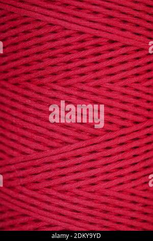 Weave Muster von Macrame roten Kordel Wind auf Spule Stockfoto