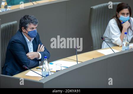 Der flämische Minister für Innenpolitik und Zusammenleben Bart Somers und der flämische Minister für Umwelt, Energie, Tourismus und Justiz Zuhal Demir pictu Stockfoto