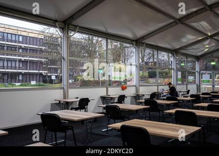 Da das Betreten des Gebäudes nicht gestattet ist, können Studierende in diesen Zelten an Online-Vorlesungen an der Technischen Universität teilnehmen Stockfoto