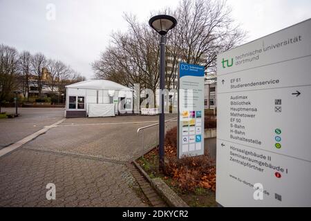 Zelte für Studierende auf dem Campus der TU Dortmund, da das Betreten des Gebäudes nicht gestattet ist Stockfoto